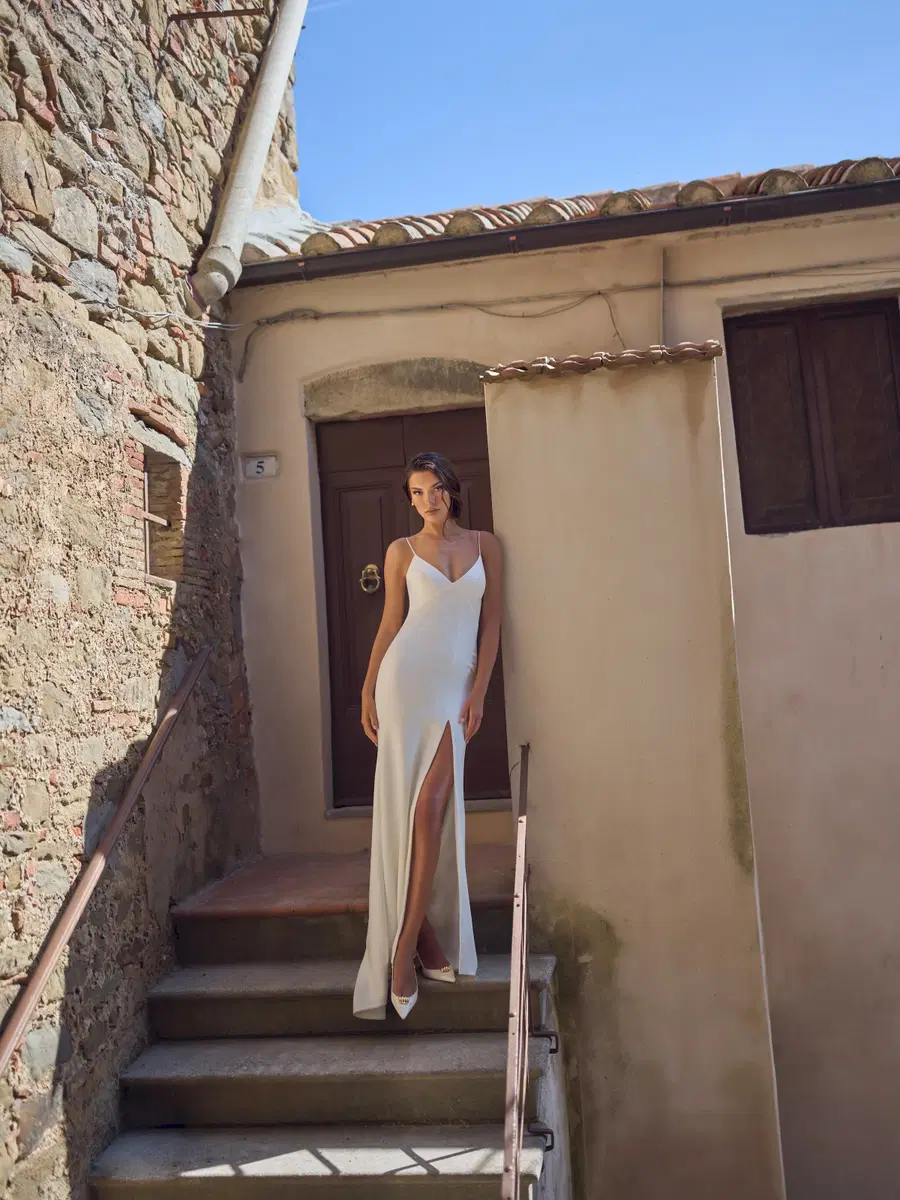 Sparta by Wona Concept: Straight silhouette, sweetheart neckline, sleeveless, satin