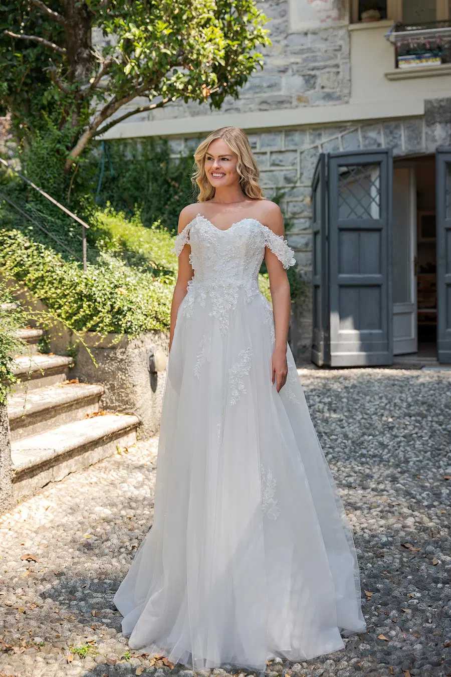 VN03 ivory by Vera Nova: A-Line silhouette, sweetheart neckline, cathedral train