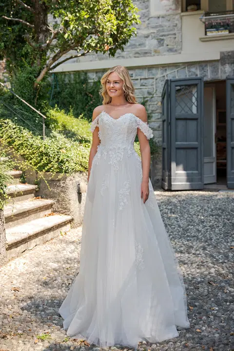 VN03 ivory wedding dress by Vera Nova, A-line, sweetheart