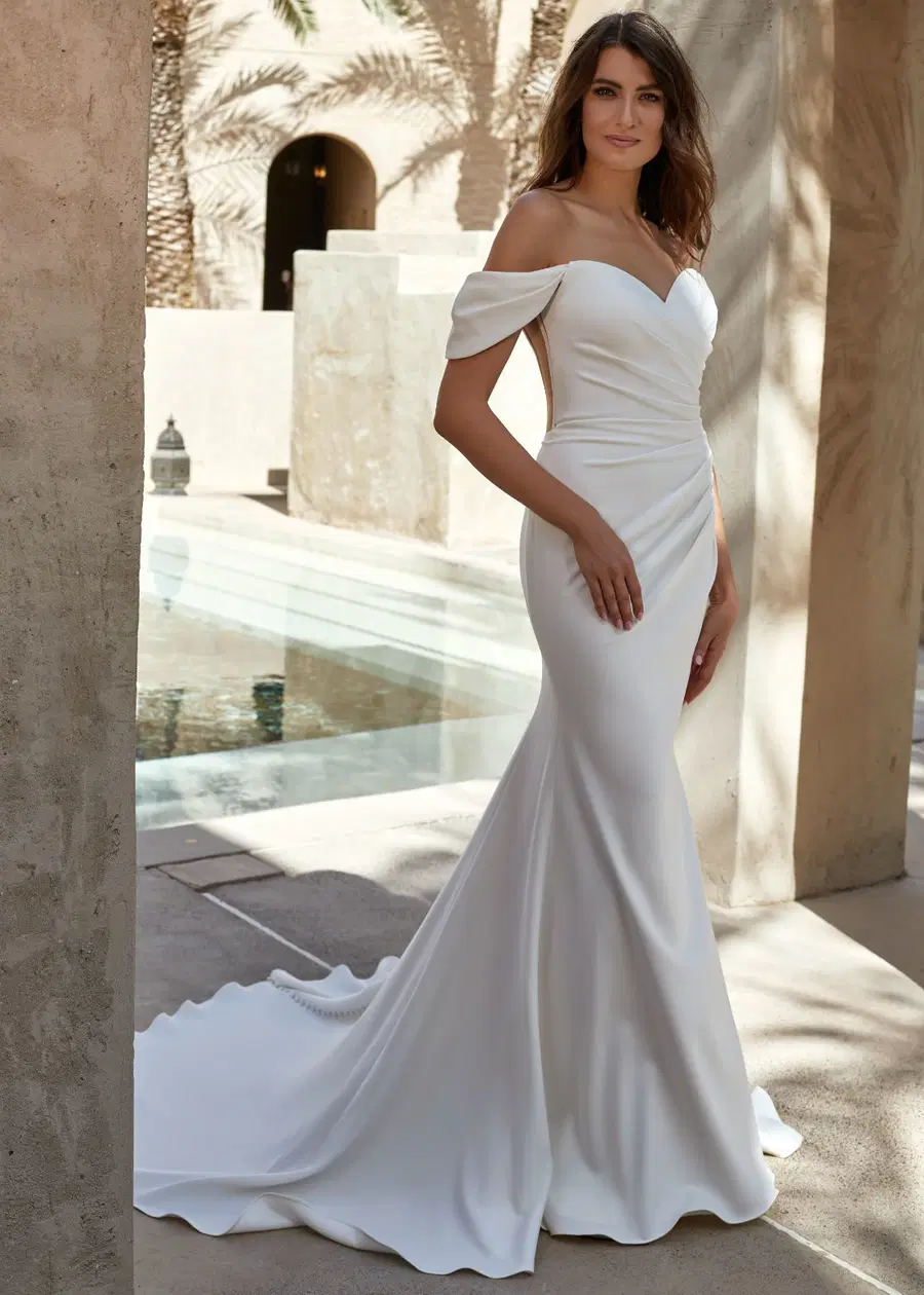 ORCHID by Dando London: Fit & Flare silhouette, sweetheart neckline, short sleeves, crepe