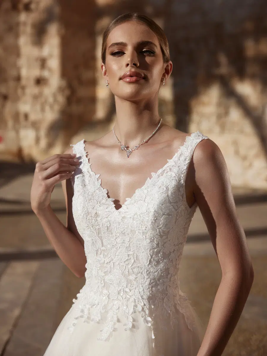 Valeria by Bianco Evento - view 4 of 5