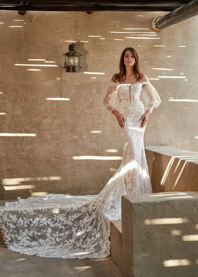 FREESIA by Dando London: Fit & Flare silhouette, sweetheart neckline, lace, cathedral train