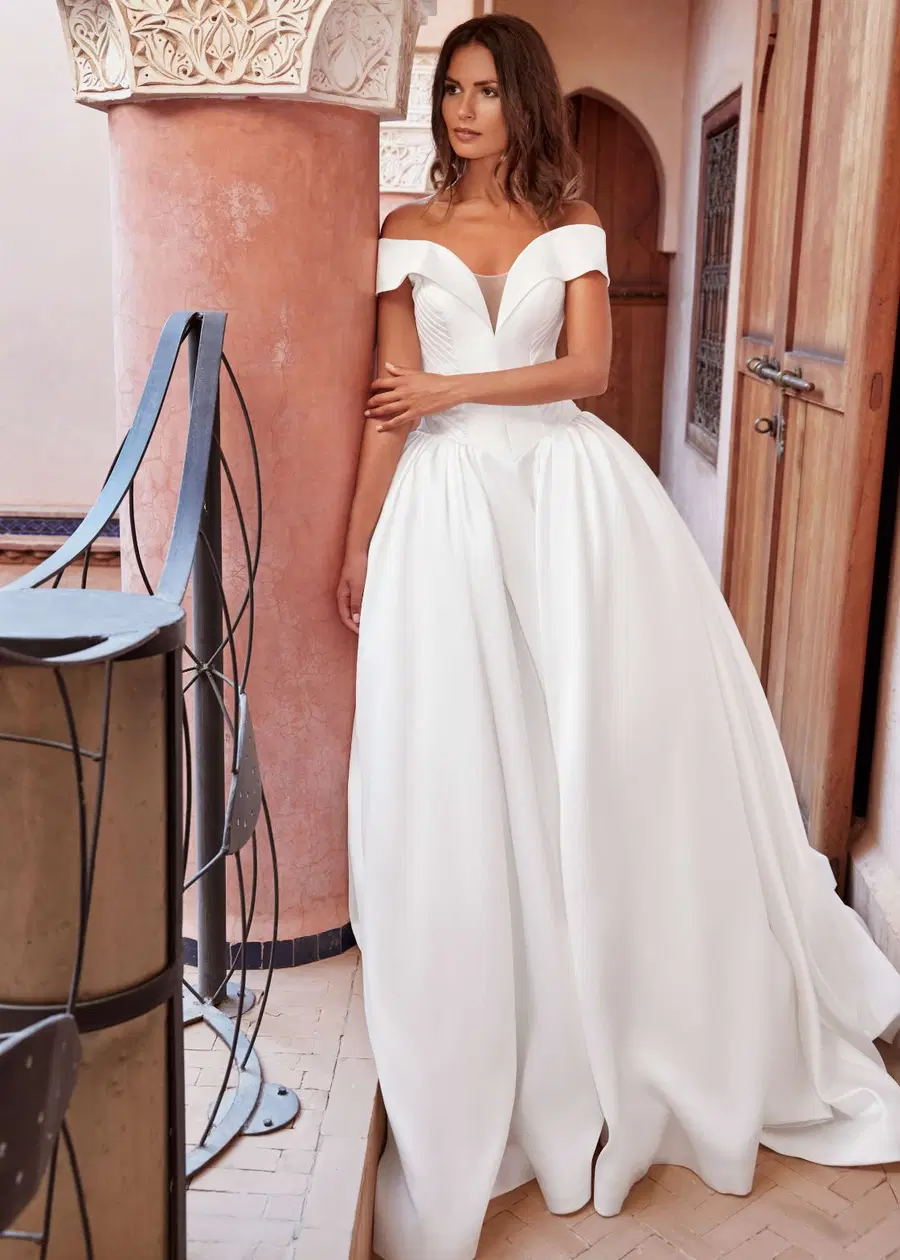 GONE WITH THE WIND by Dando London: Ball Gown silhouette, V-neck neckline, short sleeves, mikado
