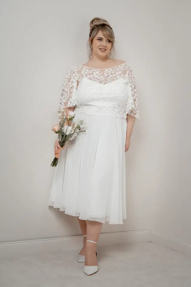 Top Lucy Curvy by noni: Two-Piece silhouette, scoop neckline, cap sleeves, lace