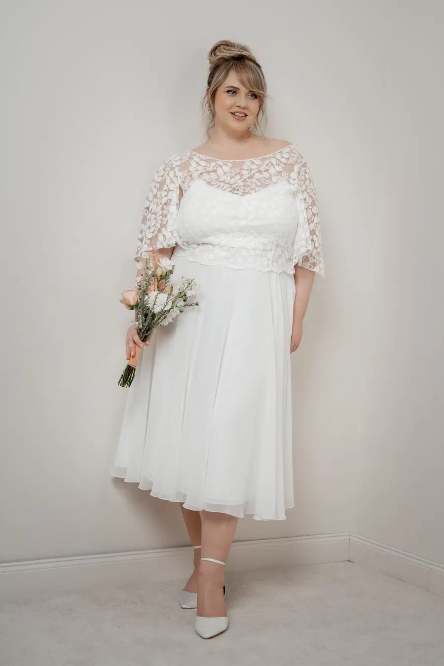 Top Lucy Curvy by noni: Two-Piece silhouette, scoop neckline, cap sleeves, lace