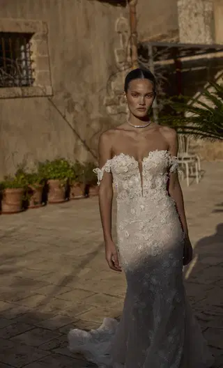 Como 25-011 by Ricca Sposa - view 3 of 7
