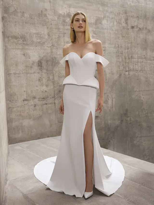 MYSRINE by Pronovias: Mermaid silhouette, sweetheart neckline, sleeveless, satin