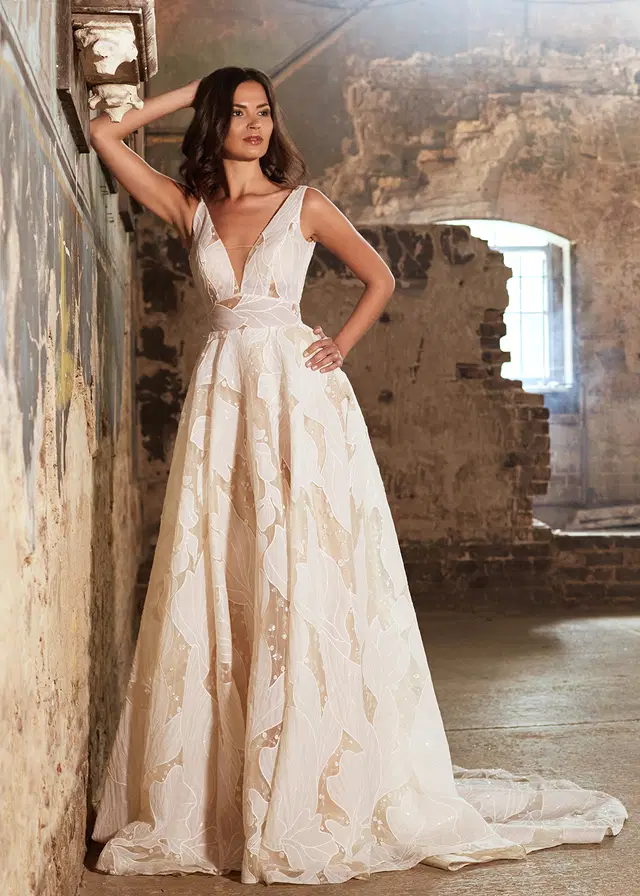 AMARIGE by Dando London: A-Line silhouette, V-neck neckline, sleeveless, tulle