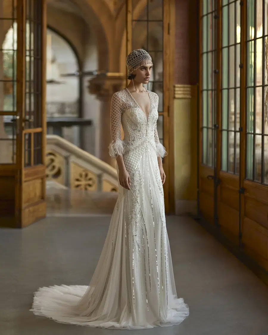 Belinda by Rosa Clara: Straight silhouette, V-neck neckline, three-quarter sleeves, embroidery