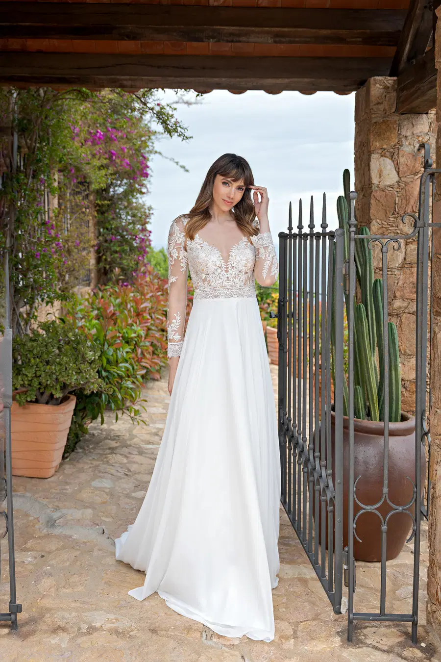 LB256 by Lohrengel: A-Line silhouette, V-neck neckline, long sleeves, lace