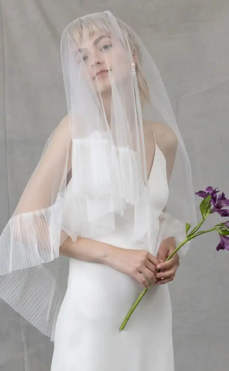 Haiba Veil by Kisui: Straight silhouette, V-neck neckline, sleeveless, tulle