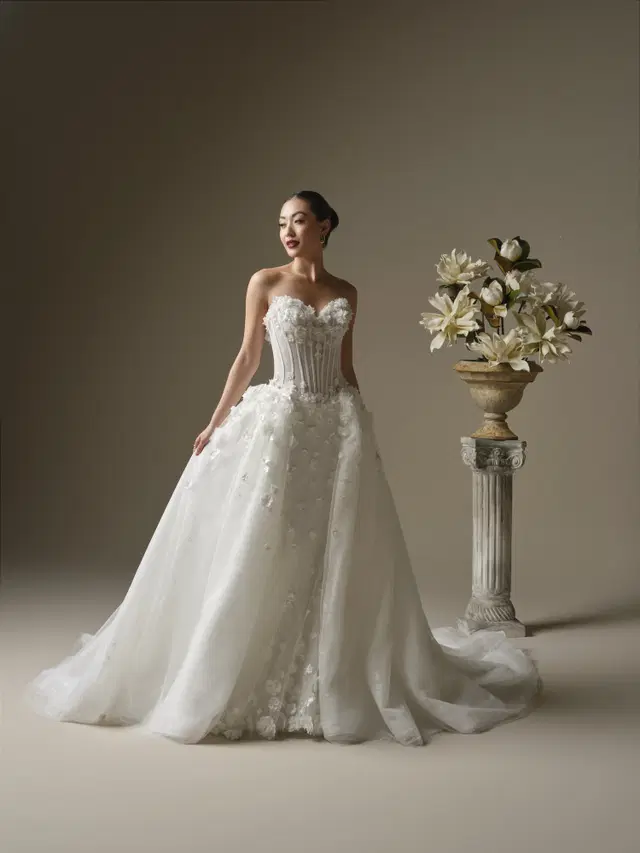 Akari by Sottero & Midgley: Fit & Flare silhouette, sweetheart neckline, crepe