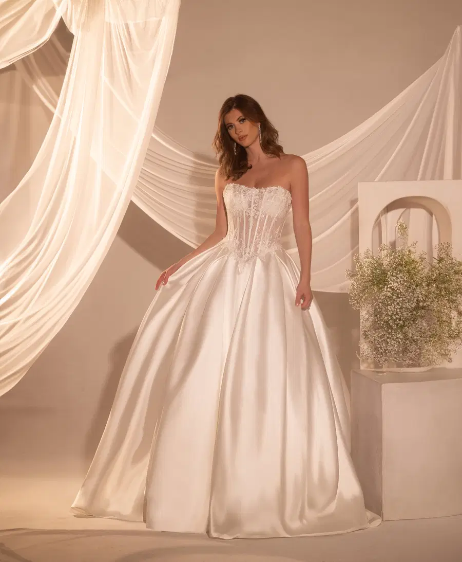 RB2215 by Rachel Allan: A-Line silhouette, sweetheart neckline, lace