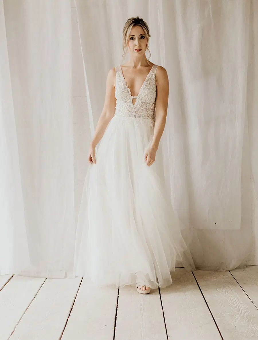MIA by Esther Hofmann: A-Line silhouette, deep V-neck neckline, sleeveless, lace