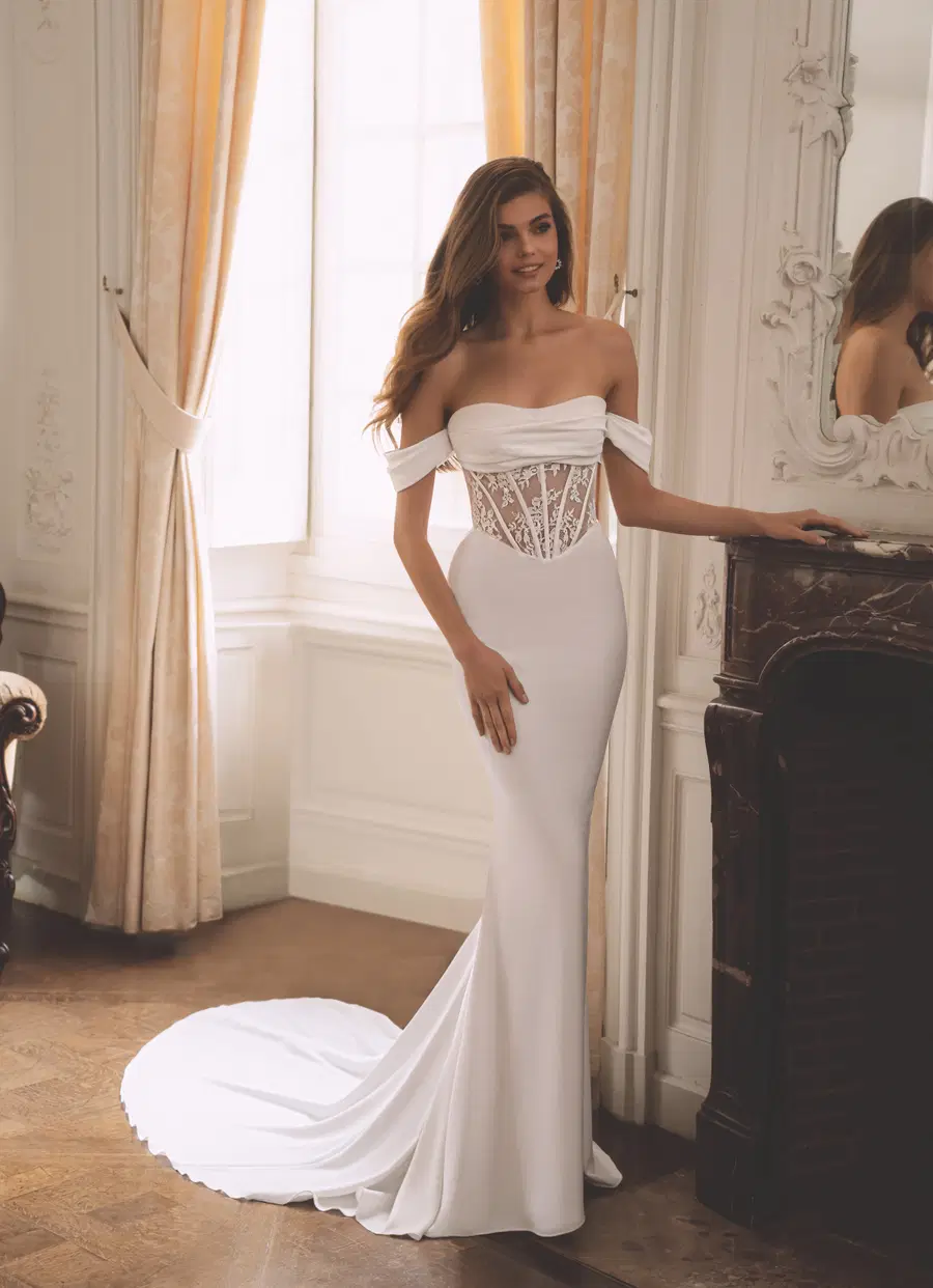 Florence by ÉLYSÉE: Straight silhouette, scoop neckline, lace, sweep / brush train