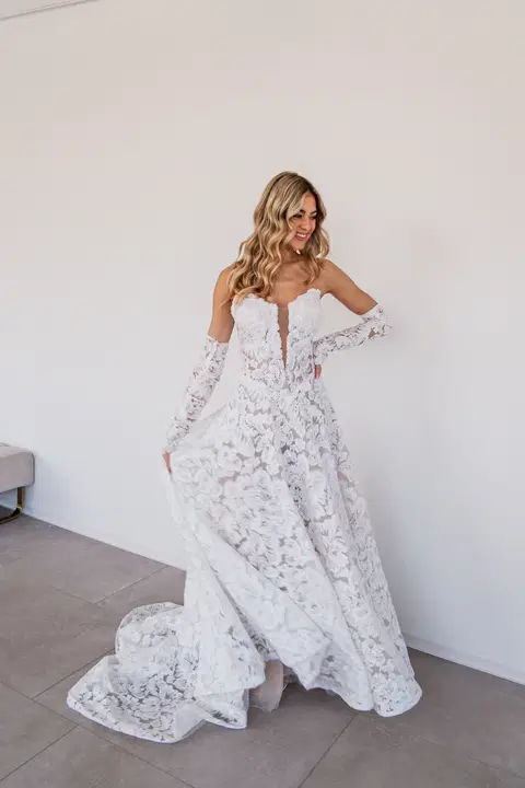 Gieselle wedding dress by Fan Xia, A-line, lace