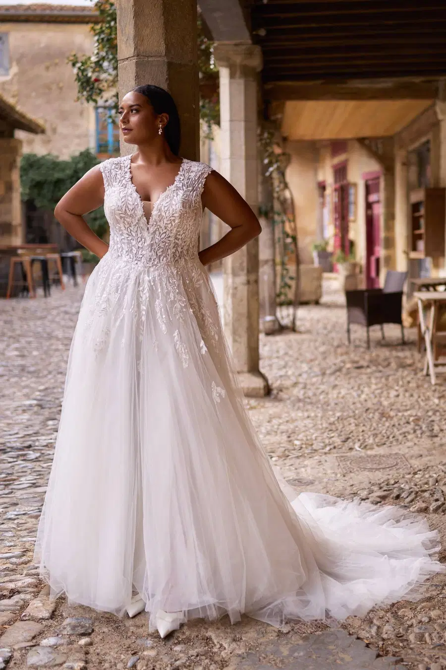 27324 by Très Chic: A-Line silhouette, V-neck neckline, cap sleeves, tulle