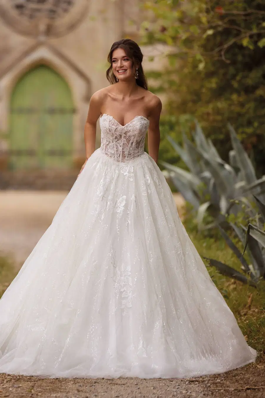 27808 by Très Chic: Ball Gown silhouette, sweetheart neckline, sleeveless, tulle
