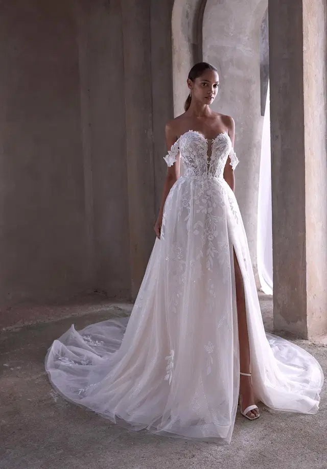 Filippa by Mori Lee: A-Line silhouette, sweetheart neckline, separate sleeves, tulle