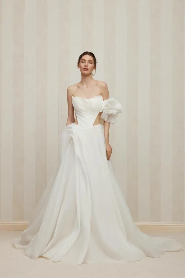 Annette by Anne Mariée: A-Line silhouette, straight neckline, sleeveless, organza