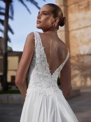 Camelia by Bianco Evento - view 4 of 4
