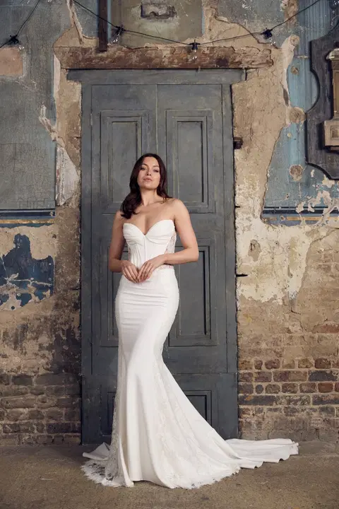 Tower Bridge Brautkleid von Dando London, Gerade, Crepe