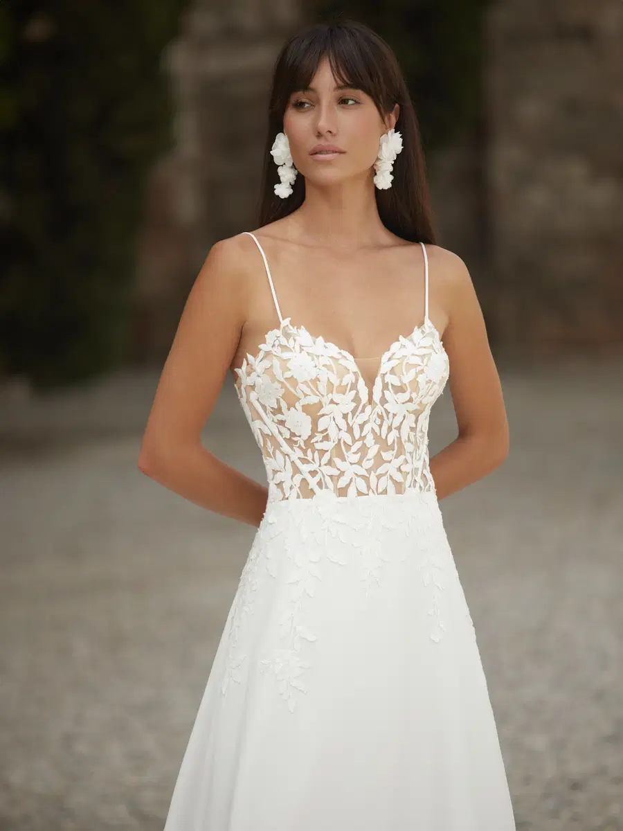 MORPHO by Bianco Evento: A-Line silhouette, sweetheart neckline, sleeveless, tulle