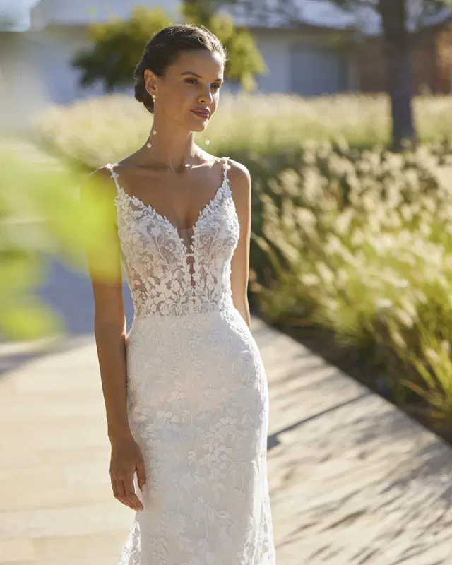 Semi by Adriana Alier: Mermaid silhouette, V-neck neckline, lace