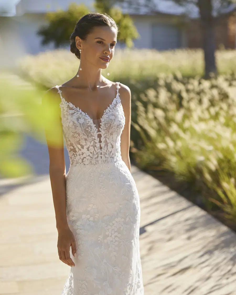 Semi by Adriana Alier: Mermaid silhouette, V-neck neckline, lace