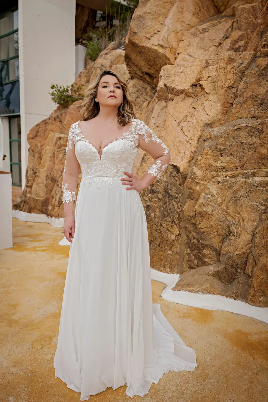 LB230 by Lohrengel: A-Line silhouette, V-neck neckline, long sleeves, lace