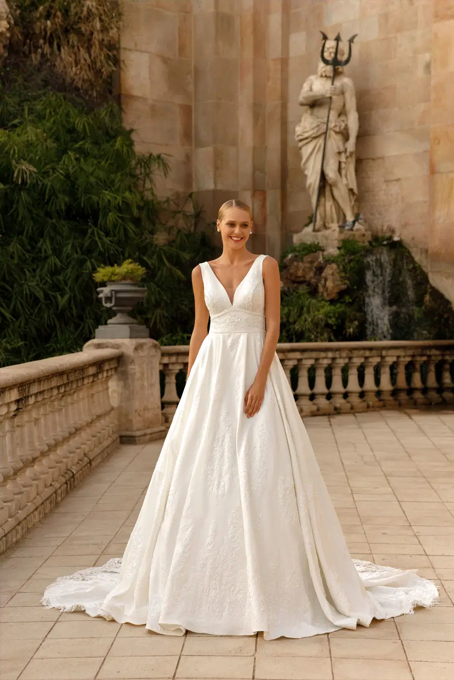 3512 by Monica Loretti: A-Line silhouette, deep V-neck neckline, sleeveless, crepe