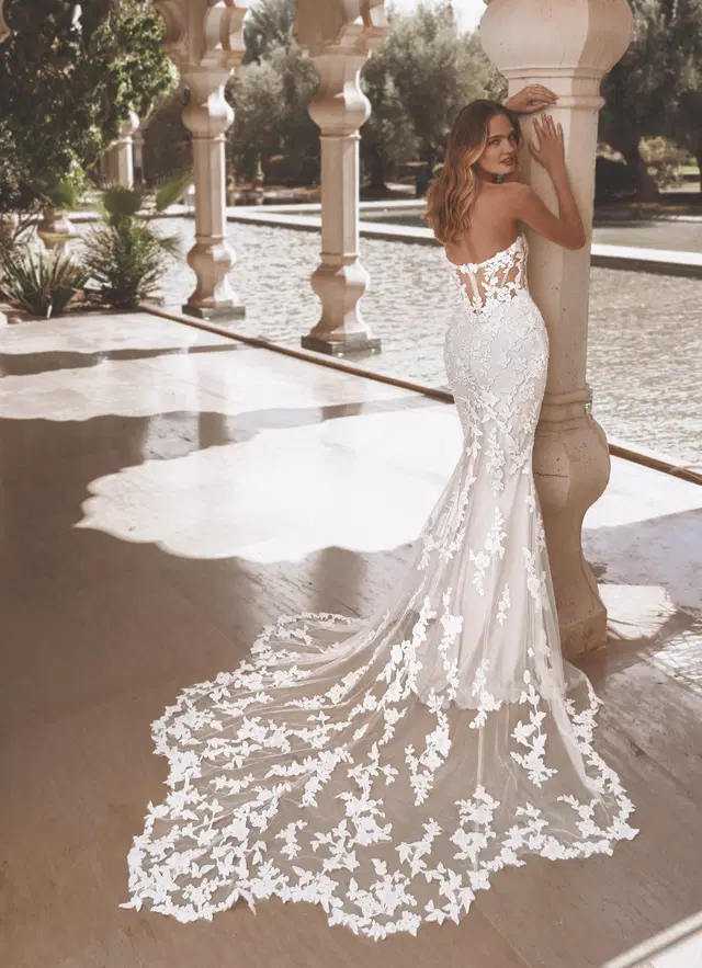 Vee by Enzoani - view 8 of 10