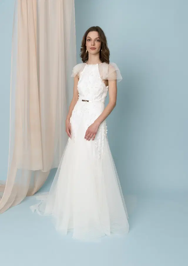 Garden Plissee by Kisui: Trumpet silhouette, high / halter neckline, short sleeves, tulle