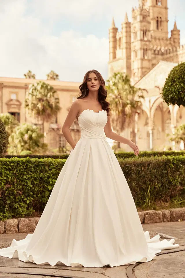 6444 by Daniela Di Marino: Ball Gown silhouette, sleeveless, satin