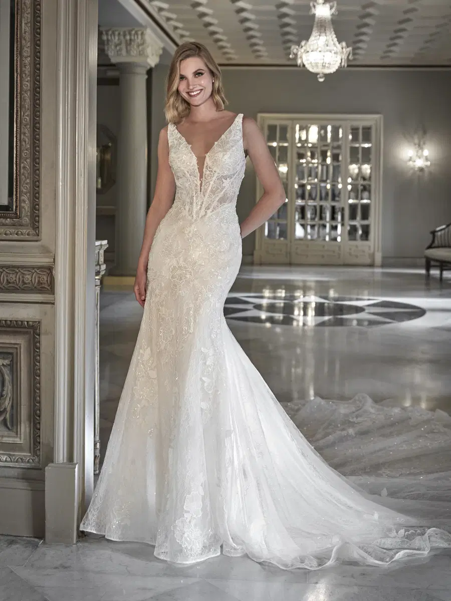 DIANI by Pronovias Privée: Mermaid silhouette, V-neck neckline, sleeveless, lace