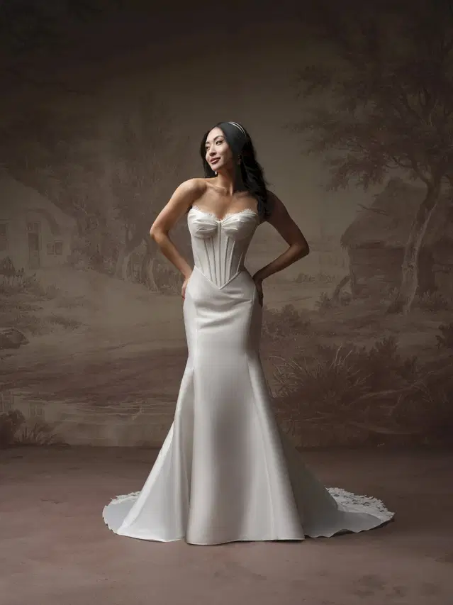 ZORINA LANE by Rebecca Ingram: Fit & Flare silhouette, sweetheart neckline, detachable sleeves, lace