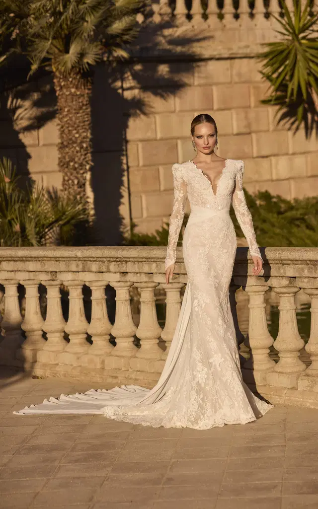 Hanako by Veni Infantino: Fit & Flare silhouette, deep V-neck neckline, long sleeves, chiffon