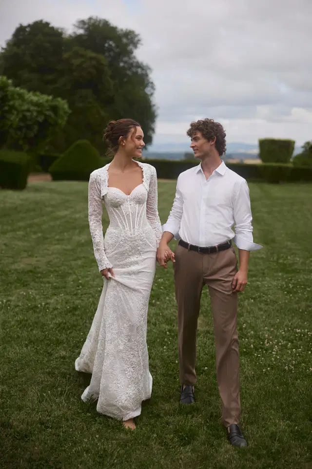 Elea by Anne Mariée: Mermaid silhouette, off-shoulder neckline, sleeveless, lace