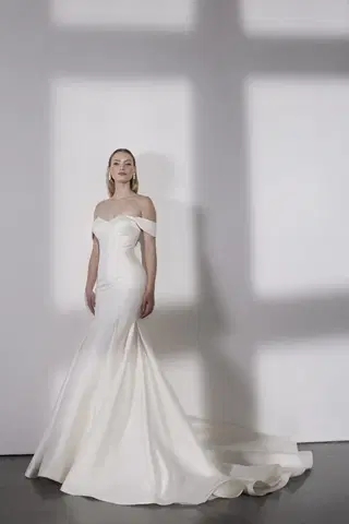 Windsor by Avenue by Josephine Scott - view 2 of 7