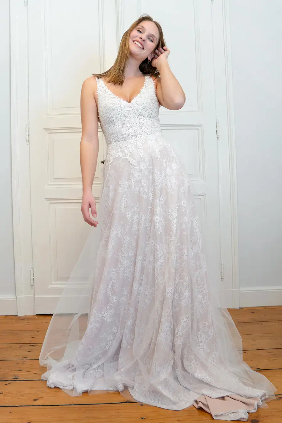 Lorena by Sanna Lindström: A-Line silhouette, V-neck neckline, sleeveless, chantilly