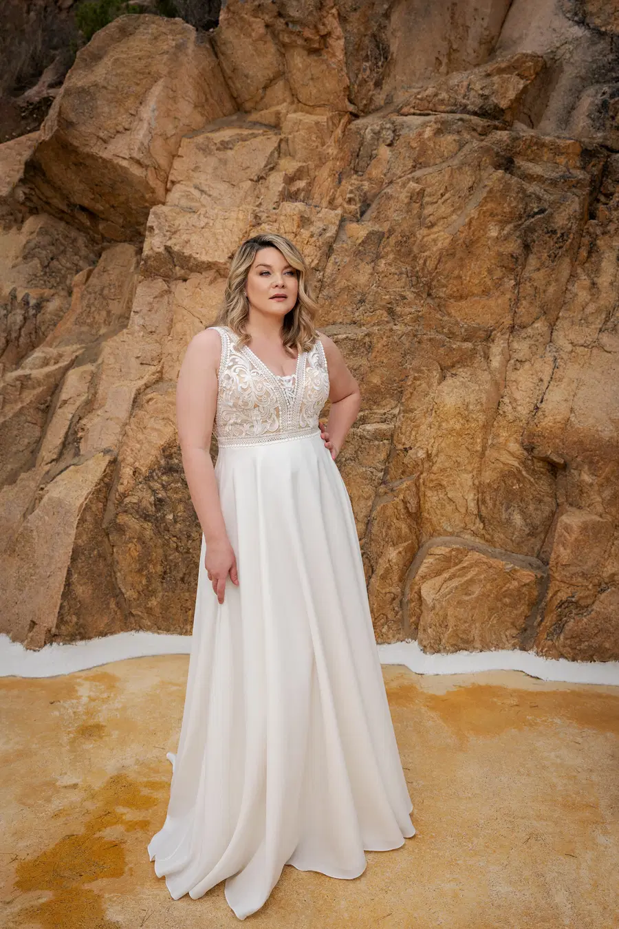 LB232 by Lohrengel: A-Line silhouette, deep V-neck neckline, sleeveless, lace
