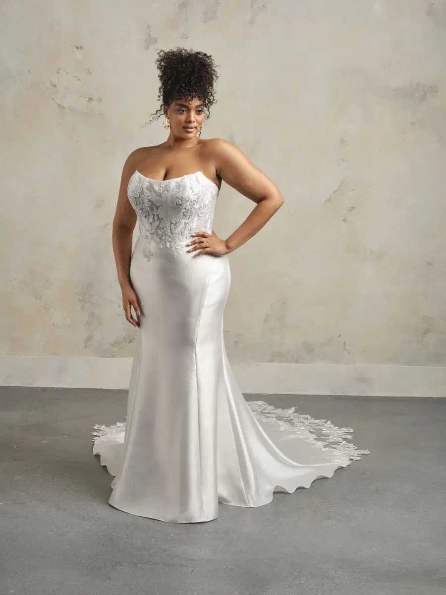 Goldie by Rebecca Ingram: Fit & Flare silhouette, scoop neckline, separate sleeves, lace