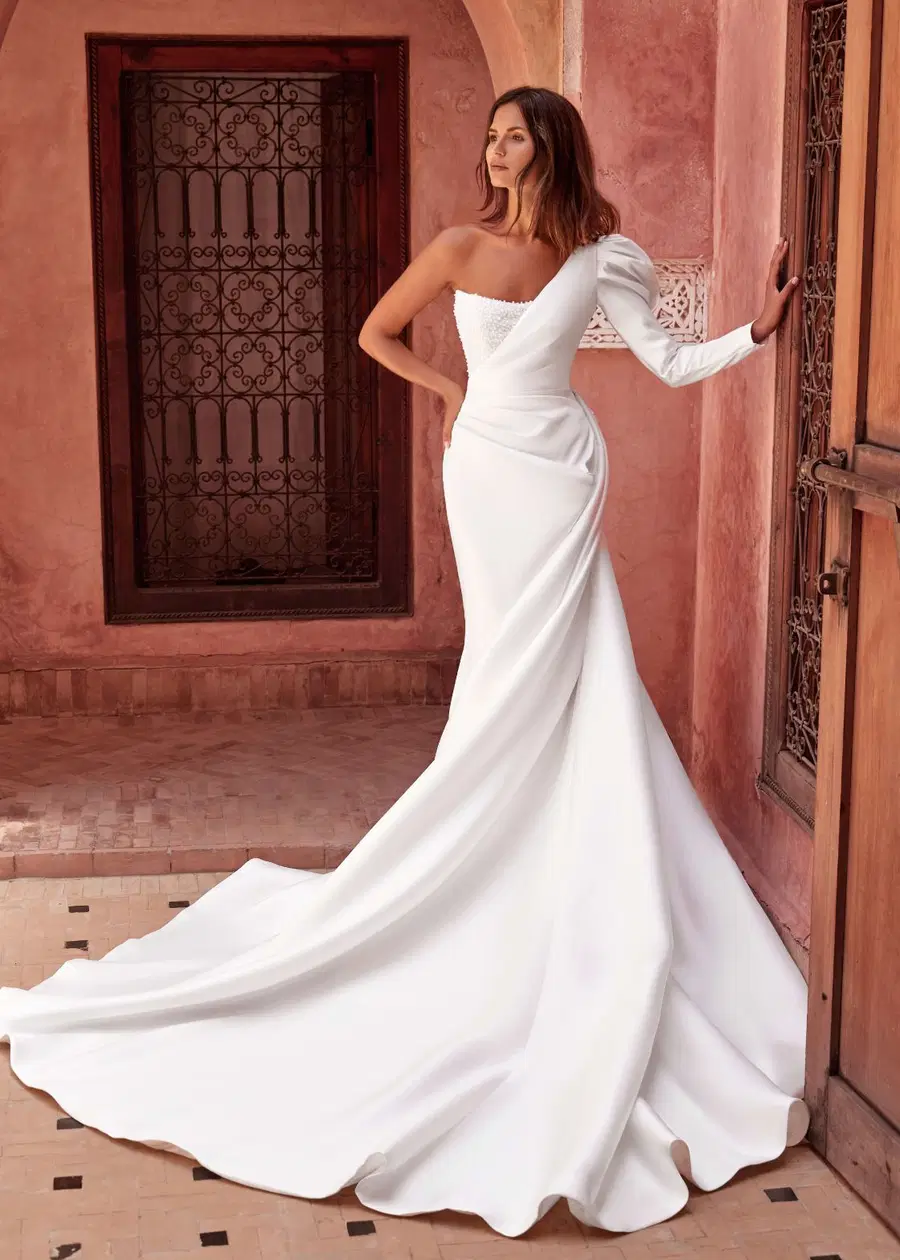 THE AFRICAN QUEEN by Dando London: Mermaid silhouette, sweetheart neckline, long sleeves, satin