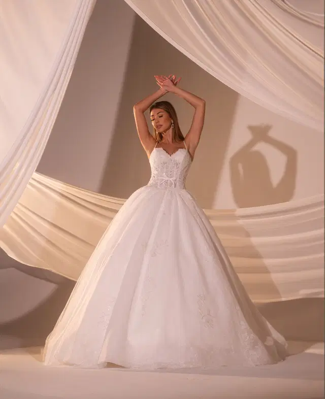 RB6176 by Rachel Allan: Ball Gown silhouette, sweetheart neckline, lace