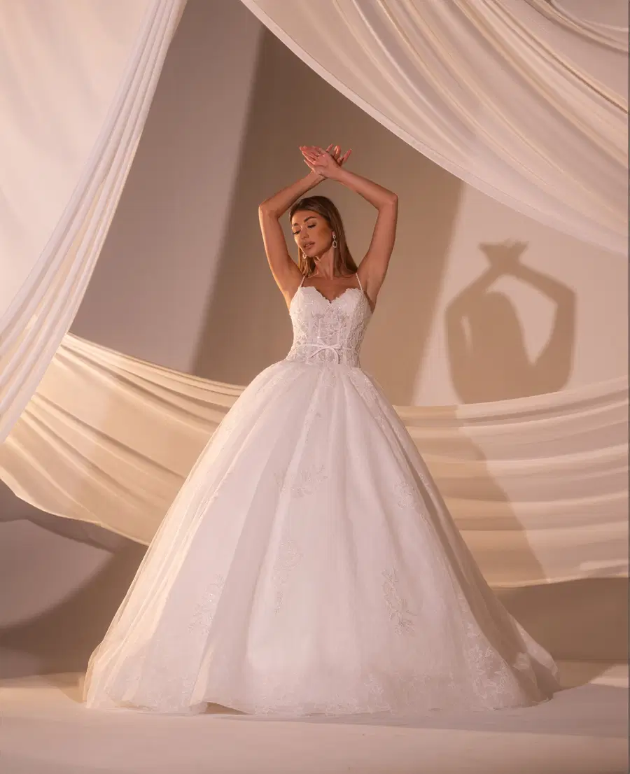 RB6176 by Rachel Allan: Ball Gown silhouette, sweetheart neckline, lace