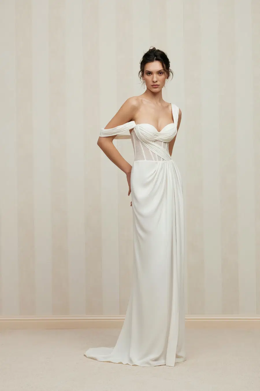 Penelopa by Anne Mariée: Straight silhouette, sweetheart neckline, sleeveless, crepe
