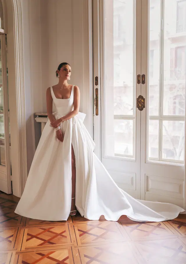 Sophia by Wona Concept: A-Line silhouette, square neckline, sleeveless, mikado