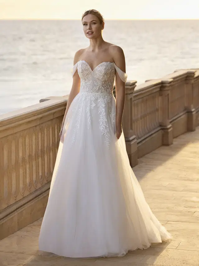 SUENA by Ladybird: Princess silhouette, sweetheart neckline, sleeveless, lace