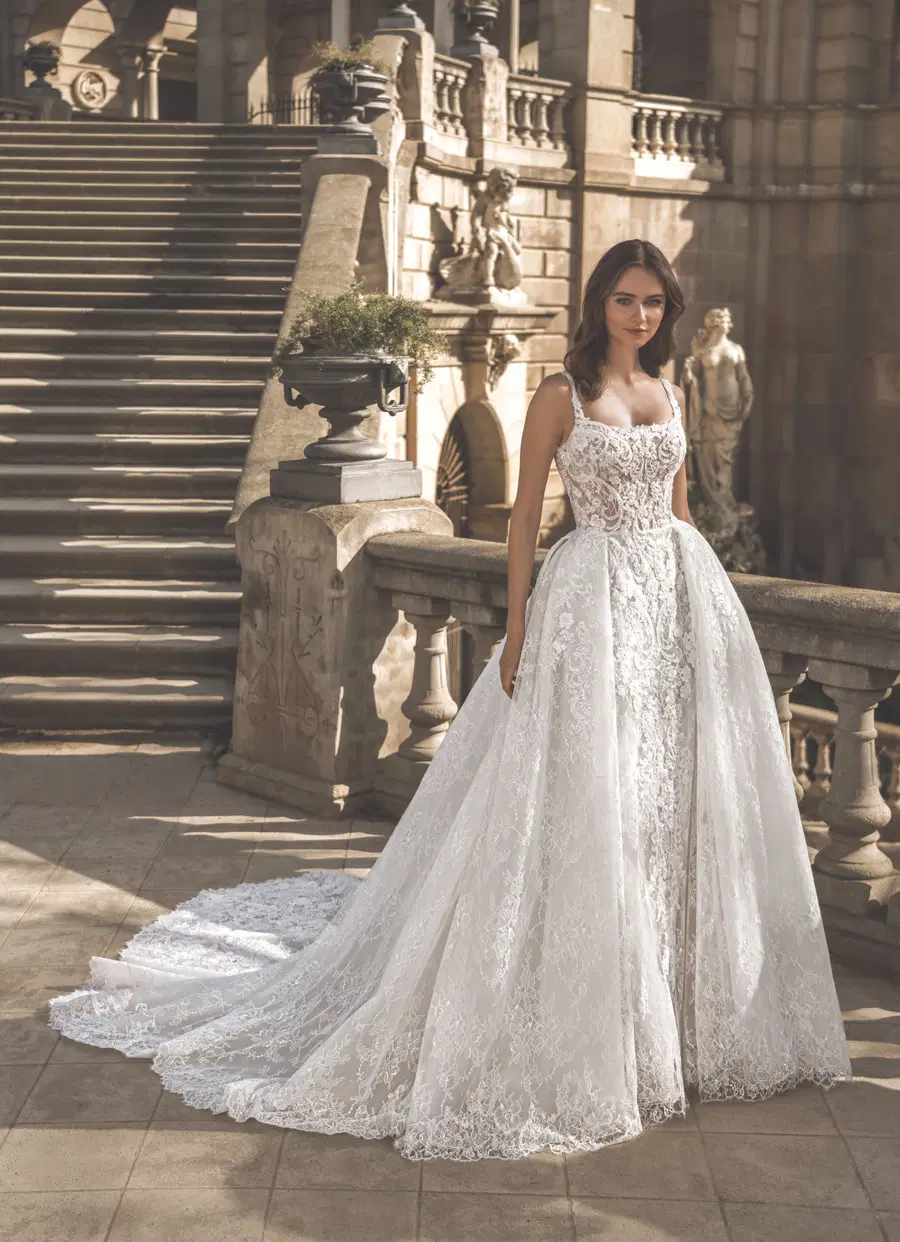 Forina by ÉLYSÉE: Ball Gown silhouette, square neckline, lace