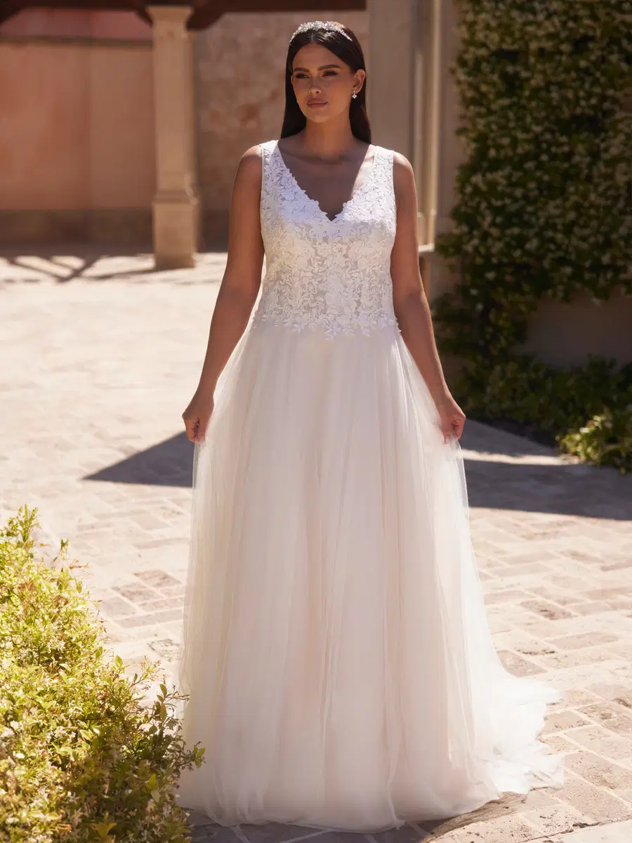 Valeria c by Bianco Evento: A-Line silhouette, V-neck neckline, sleeveless, lace